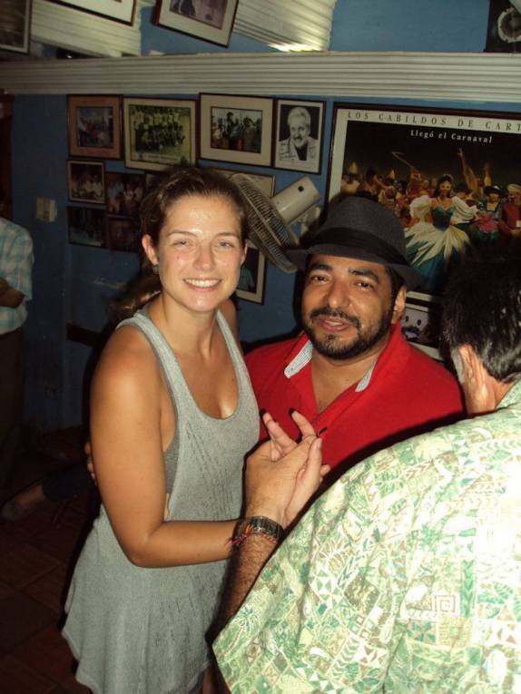 Bailando salsa com o Elith no bar Esquina Sandiegana, na cidade murada de Cartagena, na Colômbia (foto de Christian Mendoza)